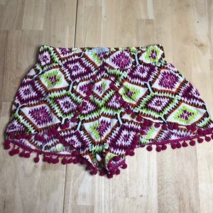 ✨XS Tobi Tribal Shorts Pom Poms (A)